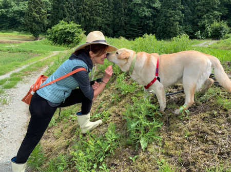 maria goodavage and labrador